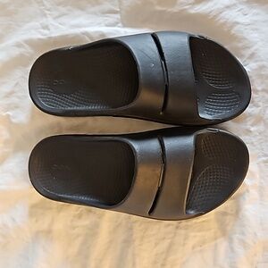 Oofos OOah Slide Sandal Black, men's size 8, women's size 10, medium